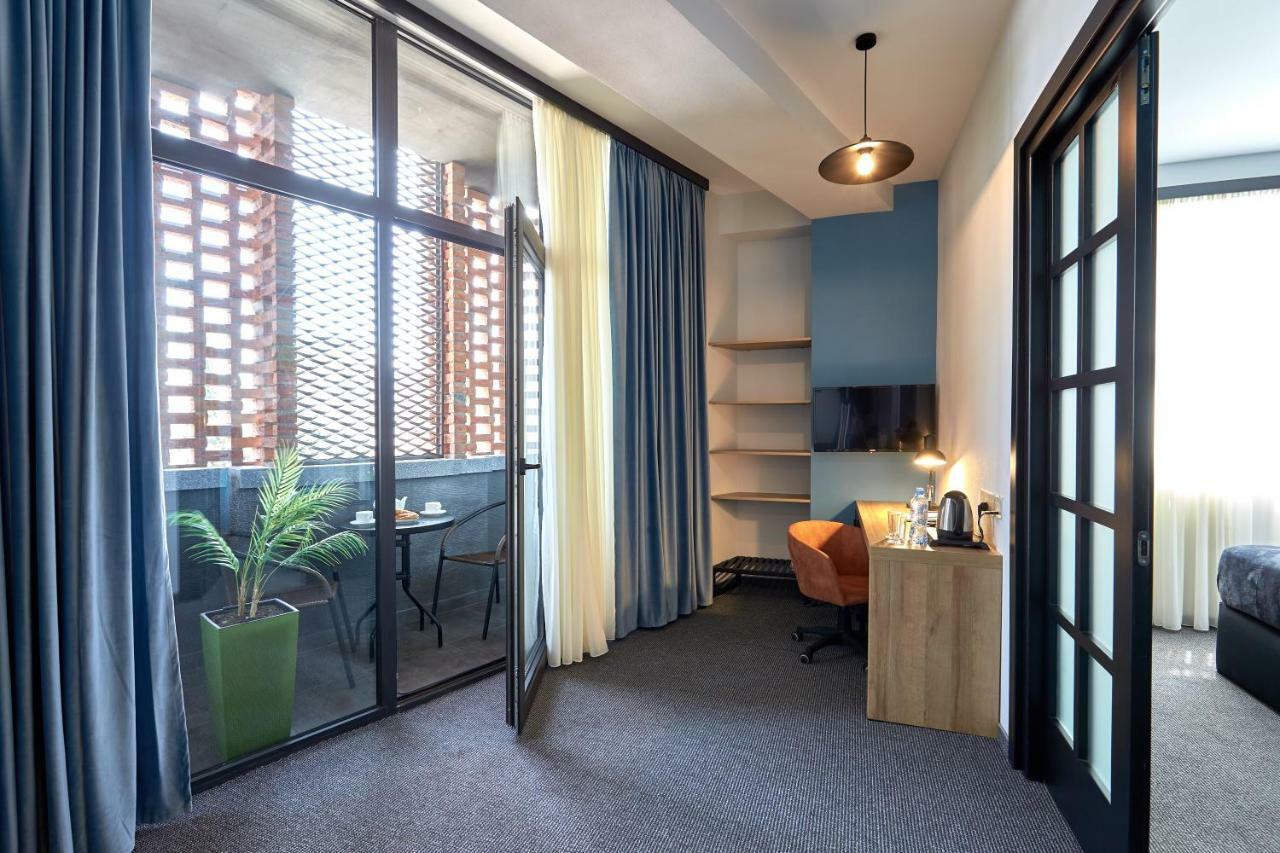 Graphica Tbilisi Hotel Extérieur photo